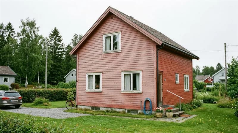 Vanlig norsk enebolig i rødmalt trepanel der fargen har blitt matt og bleknet på den værutsatte gavlveggen, mens den skjermede veggen fortsatt er tydelig rød.
